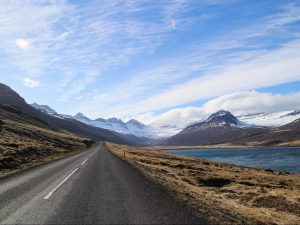 Weg slingert door de fjorden op IJsland