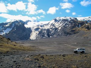 4WD jeep staat geparkeerd aan voet Gígjökull gletsjer Þórsmörk IJsland