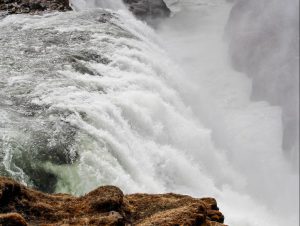 Water stort in kloof Gulfoss waterval IJsland