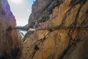 Wandelpad en aquaduct tussen rotswanden El Caminito del Rey Spanje